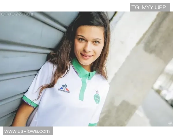 日本足球明星时尚穿搭解析展现个性与运动魅力