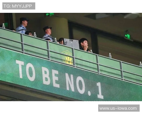 机场足球明星受伤事件引发关注球迷热议运动员安全问题